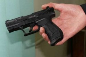 Şi-a ameninţat nevasta cu pistolul