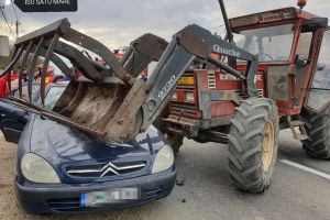 FOTOGALERIE. Impact între un tractor şi o maşină, în judeţul Satu Mare. O persoană încarcerată