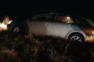 Foto| La un pas de TRAGEDIE pe DN 7 din cauza unei căruţe nesemnalizate. Soferul unei maşini, ajunsă în şanţ a evitat în ultimul moment impactul