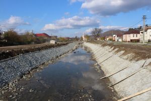 Betonarea Văii Dipşei, camuflată cu bucăţi de piatră ca să pară totul natural (FOTO)