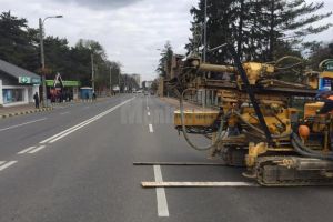 Utilaj de 7,5 tone, ridicat cu macaraua peste Spitalul de Urgenţă Suceava pentru a fi ...