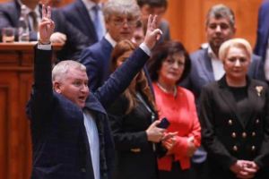 Lista lui Roman, tot mai lungă! Ce directori şi angajaţi din instituţii publice vor mai fi ”zburaţi” dupa preluarea guvernării