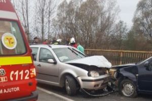 (FOTO)Sase oameni au ajuns la UPU, sambata dimineata. Accidentul s-a produs in zona podului Lapusel