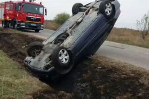 S-a răsturnat cu maşina şi a fugit!