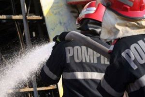 Incendiu la o fabrică de mobilă din Bihor: Peste 30 de pompieri intervin, cu 6 autospeciale, pentru stingerea focului 