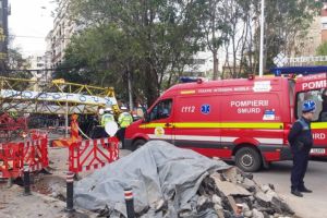  ​UPDATE: Bratul unei macarale s-a prabusit peste o masina cu trei oameni. Mai multe victime (galerie foto)