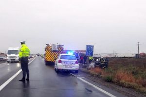 Autoaccidentare la Oşorhei. Doi victime au ajuns la spital după ce o maşină a lovit un cap de pod