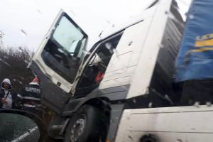 TIR cu ulei de măsline răsturnat în şanţ lângă Pocluşa de Barcău