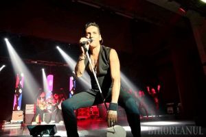 Mereu la modă: Ștefan Bănică a umplut sala şi i-a ridicat pe orădeni de pe scaune (FOTO / VIDEO)