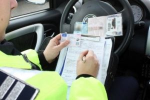 Şoferiţă vitezomană, fără drept de conducere în România, prinsă de poliţiştii din Braşov