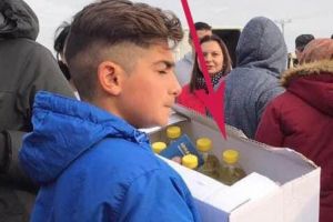 PNL imparte mita electorala! Sticle de ulei, oferite de un copil, care nu poate raspunde penal