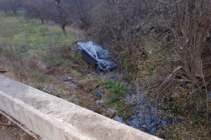 Accident cu două persoane rănite, la Herina. Maşina în care se aflau s-a răsturnat într-un şanţ (FOTO)