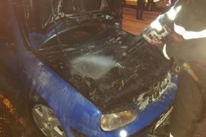 FOTO – O maşină a luat foc în Sibiu în cartierul Vasile Aaron