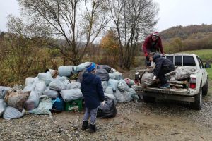 Omul sfinţeşte locul. Pădurile Slătiniţei, curăţate de gunoaie de voluntari mici şi mari (FOTO)