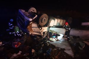 FOTO Accident! Un tir încărcat cu struguri s-a răsturnat la marginea drumului