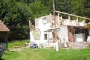 Bun regăsit, tabără dragă! Un investitor din Nădrag reabilitează fosta tabără pentru elevi Cornet