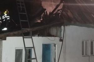 Focul le-a găurit acoperişul în timp ce ei dormeau