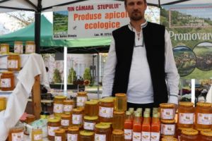 Produse ecologice 100%, de la Olimpiu Burlea, preotul apicultor din Țopa