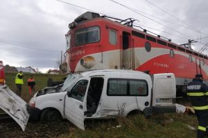 Maşină lovită violent de trenul Suceava-Cacica