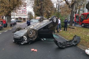 Accident pe Bulevardul Republicii din Bistriţa. O maşină s-a răsturnat (FOTO)