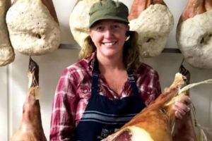 O femeie care a fost vegetariană timp de 30 de ani a mâncat un burger cand era insarcinata şi apoi s-a făcut măcelar