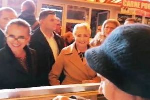 VIDEO: Cu ce s-a ales Dăncilă după vizita din Vrancea: roşii, lapte şi brânză