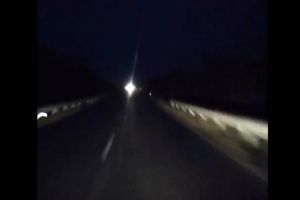 Pericol public! Şofer de Dacia filmat gonind pe întuneric cu 130 kilometri la oră cu farurile stinse pe drumul de Tinca