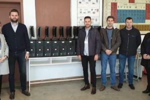 FOTO: Azomureş, donaţie surpriză pentru elevii din Râciu