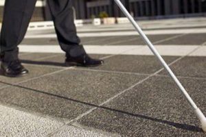 Primele staţii de autobuz pentru persoanele cu deficienţe de vedere