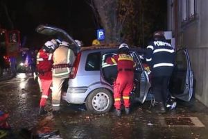 FOTO: Accident cu patru tinere rănite, pe strada Mihai Viteazul