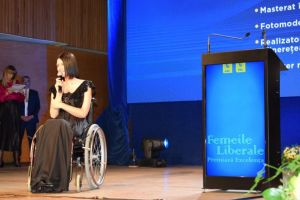 VIDEO FOTO – Moment emoţionant la Sibiu. Un fotomodel în scaun cu rotile a dat o lecţie de viaţă