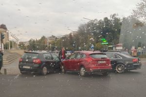 TREI în UNUL, ca şamponul, la Catedrală! Accident cu trei maşini care au vrut pe aceeaşi bandă