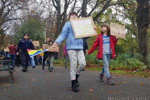 Majorat în stradă. Peste 200 de tineri orădeni au mărşăluit în apărarea pădurilor României (FOTO)