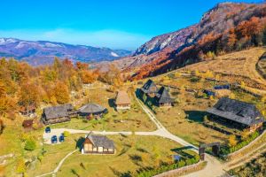 FOTO/Video| Raven`s Nest, cuib de autenticitate pe aripa Munţilor Apuseni. Univers arhaic recreat într-o poveste de succes internaţional face concurenţă serioasă turismului de masă