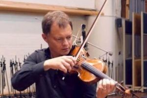 Marea Britanie: O vioara veche de peste 300 de ani uitata in tren a fost returnata proprietarului