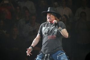 Axl Rose, liderul rockerilor de la Guns N' Roses, s-a prăbuşit pe scenă sub ochii fanilor