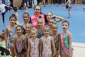 Gimnastica ritmica. Sub zodia gratiei si a elegantei:  Sportivele de la Victoria Cumpana au cucerit zece medalii la Arad Trophy“ (galerie foto)