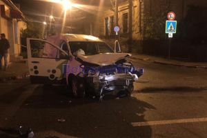 FOTO! Accident grav pe o stradă din municipiul Botoşani provocat de o şoferiţă. Un copil de un an şi trei luni şi tatăl acestuia au ieşit prin uşă în momentul impactului. Update!