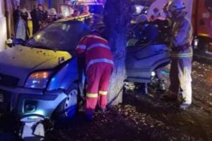 FOTO Patru tinere au ajuns la spital după o petrecere. Au intrat cu maşina într-un copac