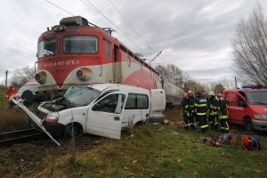 FOTO Accident! O maşină a fost lovită de un tren în care erau 10 persoane