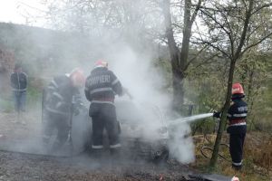 FOTO! Autoturism făcut scrum în urma unui incendiu. Cum s-a întâmplat
