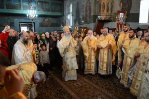 FOTO Mitropolitul Teofan a slujit, duminică, în judeţul Botoşani. IPS Părinte a oficiat Taina Sfântului Botez pentru al cincilea copil al unui preot