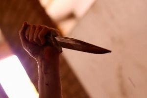 Cutremurător! O femeie din Botoşani şi-a înjunghiat în zona gâtului fiul de 17 ani. Ambii au ajuns la spital