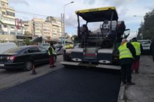 Constanta: Se efectueaza lucrari de asfaltare pe bulevardul Tomis (galerie foto)