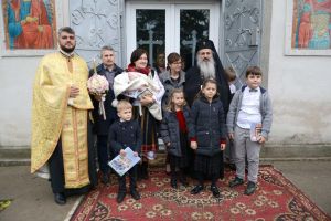 FOTO ÎPS Teofan a botezat copilul unui preot din Botoşani. Părintele are cinci copii