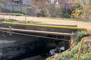 Pasarelă pietonală peste pârâul Valea Ghinzii. Cât timp va fi închisă circulaţia în zonă