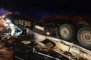 Tone de struguri pe marginea E 85, după ce un tir s-a răsturnat