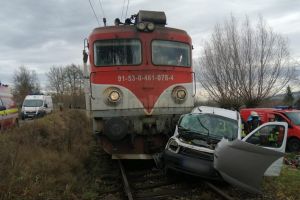 O maşină în care erau trei oameni, lovită violent de tren. ...