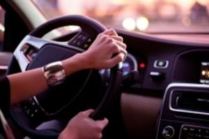 Tânără din Botoşani, prinsă beată la volanul unui Land Rover. Ce alcoolemie avea