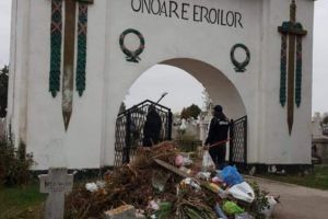 Adrian Dobre, te poti numi primar? Munţi de gunoaie peste crucile din Cimitirul Eroilor din Ploieşti